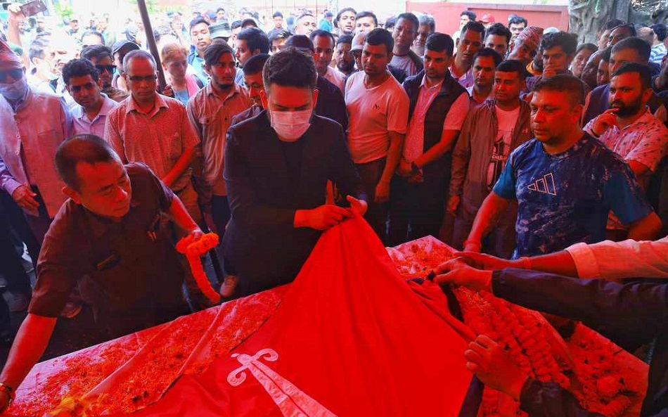 दिवंगत वडाध्यक्ष रिजालको पार्थिव शरीरमा मेयर बालेनले ओढाए झन्डा